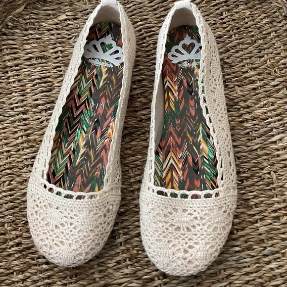 Fergalicious cream colored lacey flats are a perfect summer or springtime shoe - Picture 1 of 6